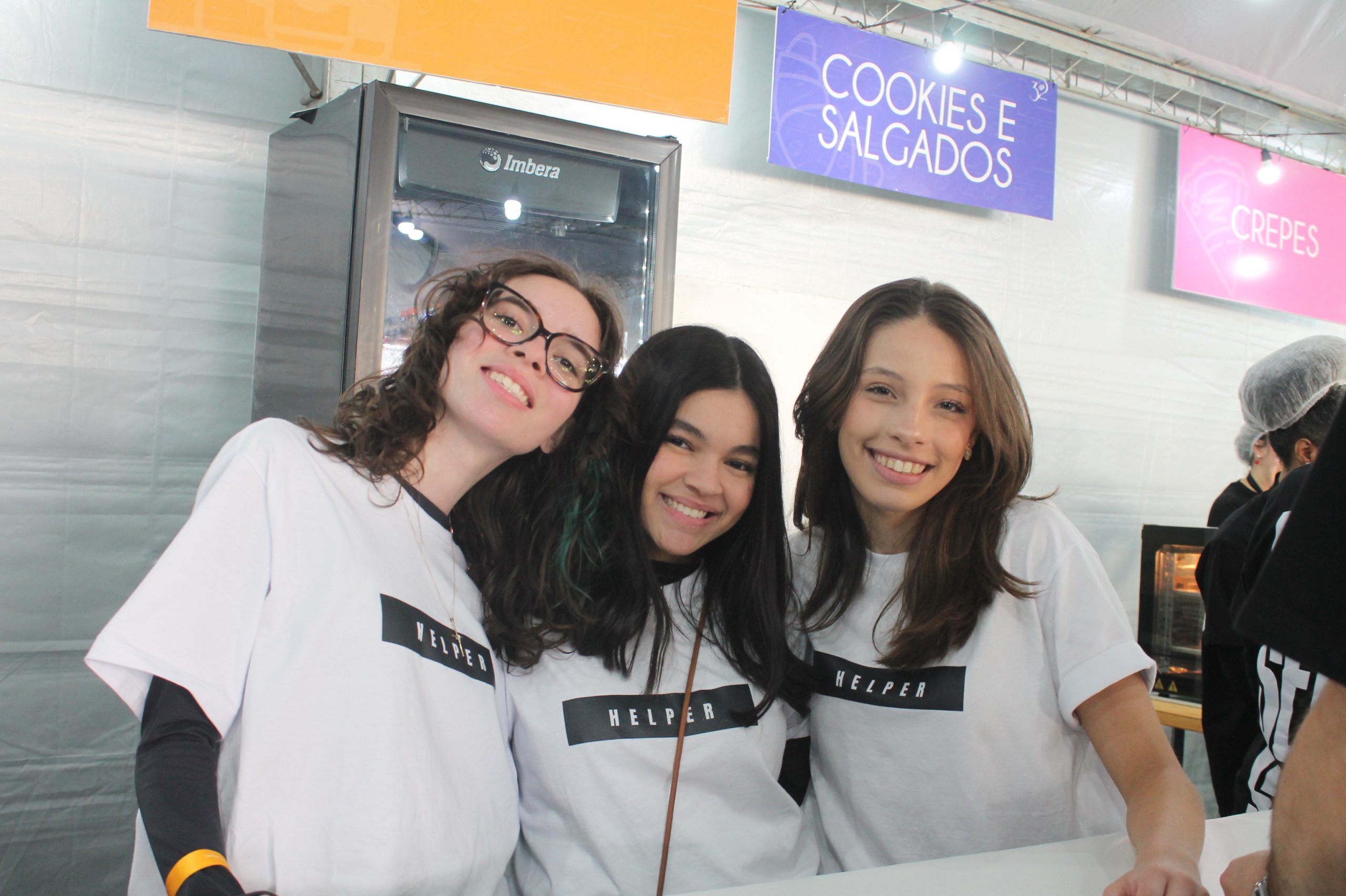 Helpers sorrindo no ponto de alimentação da conferência