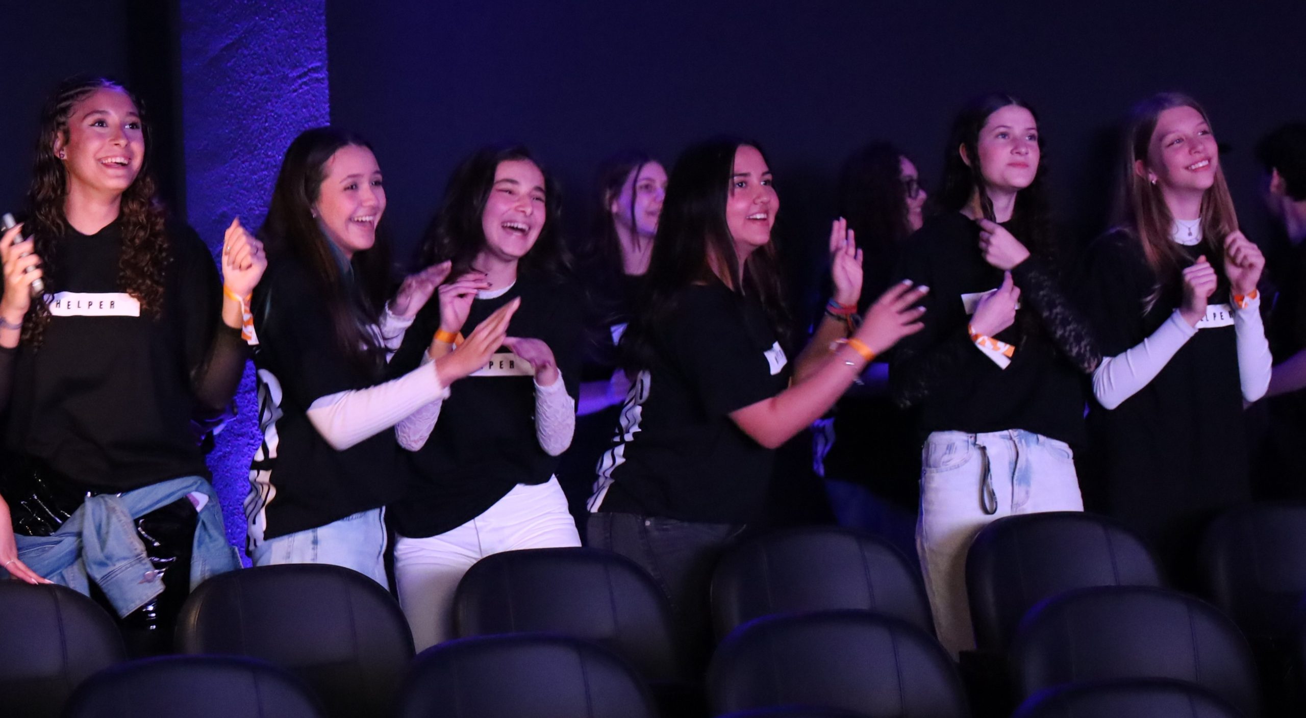 Helpers comemorando durante a programação da conferência
